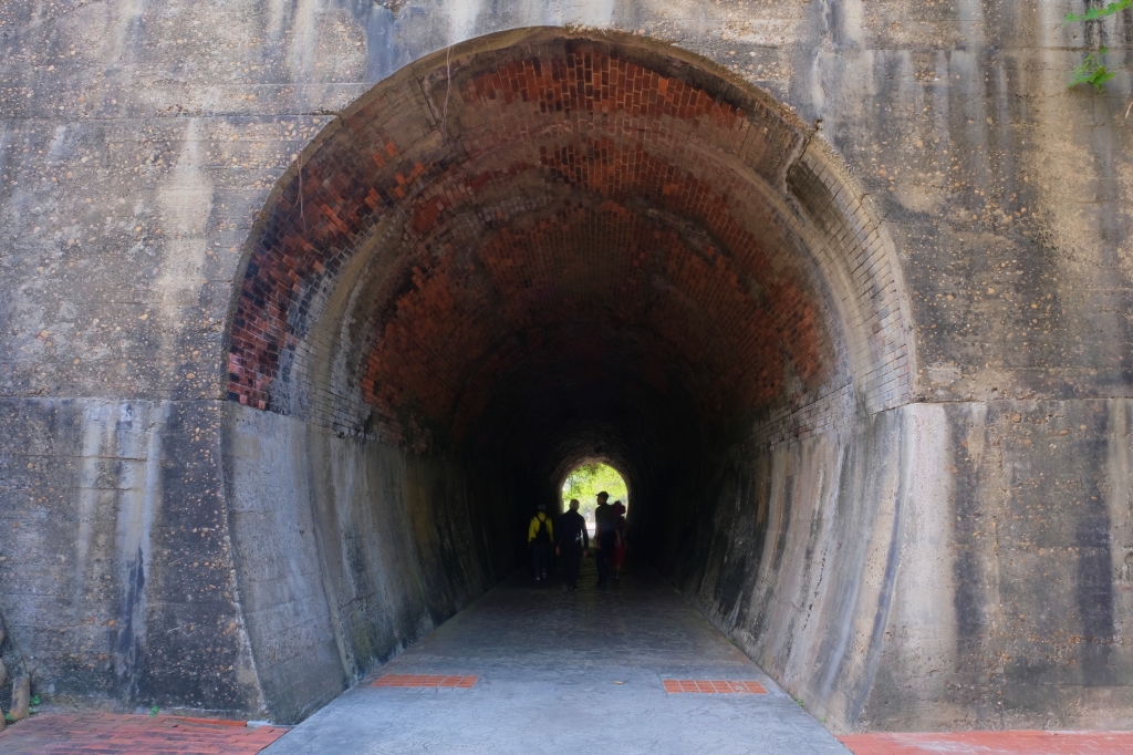 苗栗後龍｜後龍過港隧道，海線隱藏版拍照景點白沙屯隧道群，宛如置身韓劇德魯納酒店的場景 @飛天璇的口袋