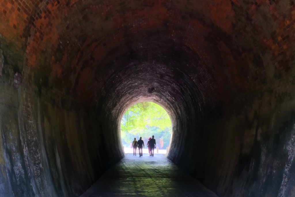 苗栗後龍｜後龍過港隧道，海線隱藏版拍照景點白沙屯隧道群，宛如置身韓劇德魯納酒店的場景 @飛天璇的口袋