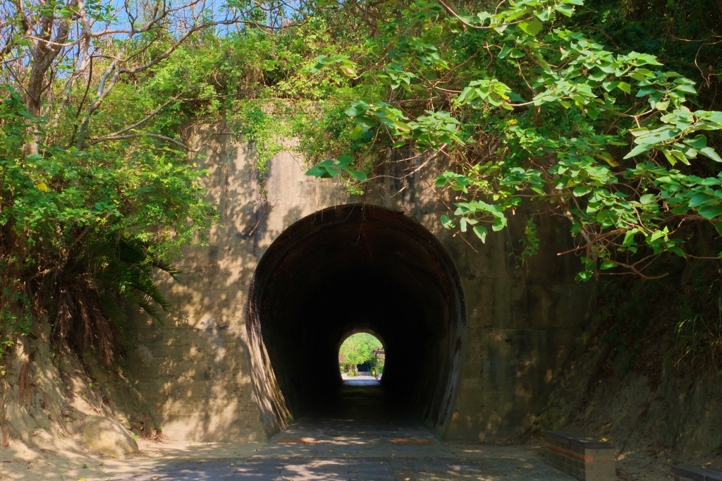 苗栗後龍｜後龍過港隧道，海線隱藏版拍照景點白沙屯隧道群，宛如置身韓劇德魯納酒店的場景 @飛天璇的口袋