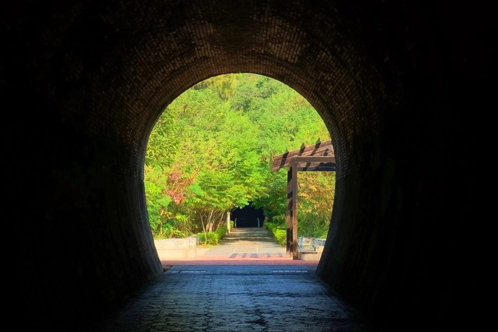 苗栗後龍｜後龍過港隧道，海線隱藏版拍照景點白沙屯隧道群，宛如置身韓劇德魯納酒店的場景 @飛天璇的口袋