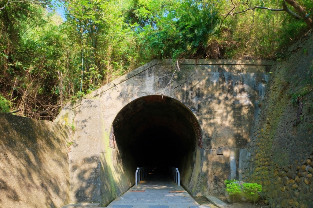 苗栗後龍｜後龍過港隧道，海線隱藏版拍照景點白沙屯隧道群，宛如置身韓劇德魯納酒店的場景 @飛天璇的口袋