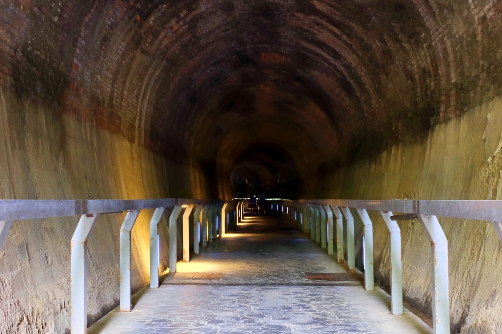 苗栗後龍｜後龍過港隧道，海線隱藏版拍照景點白沙屯隧道群，宛如置身韓劇德魯納酒店的場景 @飛天璇的口袋