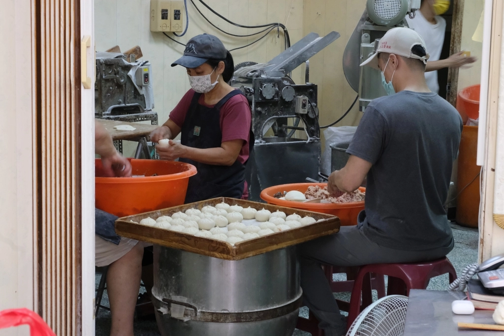 彰化美食｜肉包明．在地50年的好吃肉包，饅頭更是半個小時閃秒殺 @飛天璇的口袋