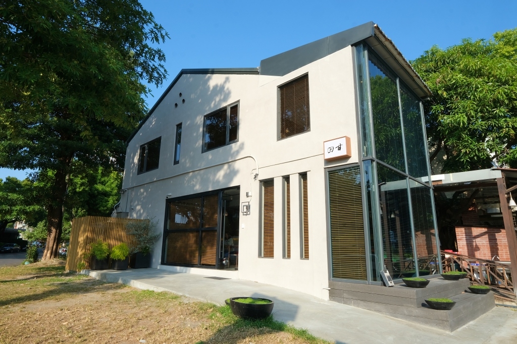 台中南屯｜回甘 aftertaste．黎明新村透明落地窗咖啡館，結合咖啡香、書香與茶香 @飛天璇的口袋