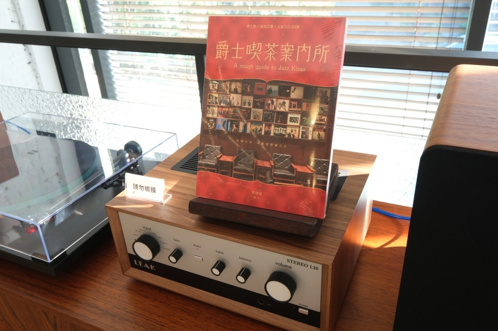 台中南屯｜回甘 aftertaste．黎明新村透明落地窗咖啡館，結合咖啡香、書香與茶香 @飛天璇的口袋