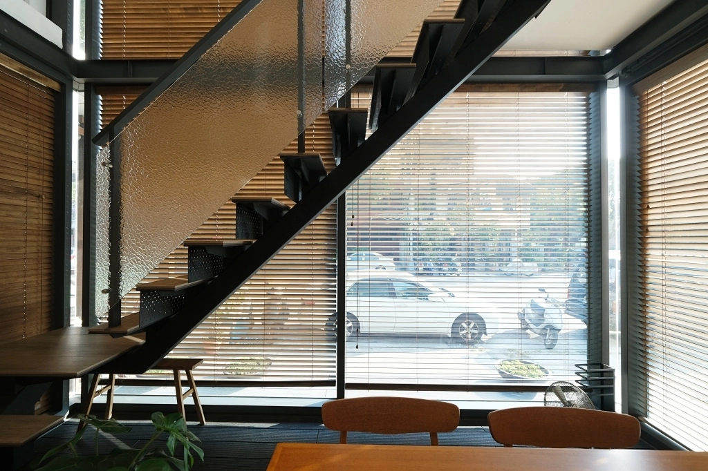 台中南屯｜回甘 aftertaste．黎明新村透明落地窗咖啡館，結合咖啡香、書香與茶香 @飛天璇的口袋