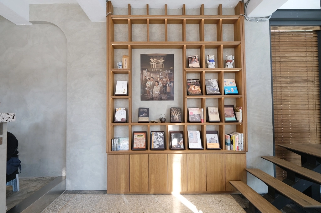 台中南屯｜回甘 aftertaste．黎明新村透明落地窗咖啡館，結合咖啡香、書香與茶香 @飛天璇的口袋