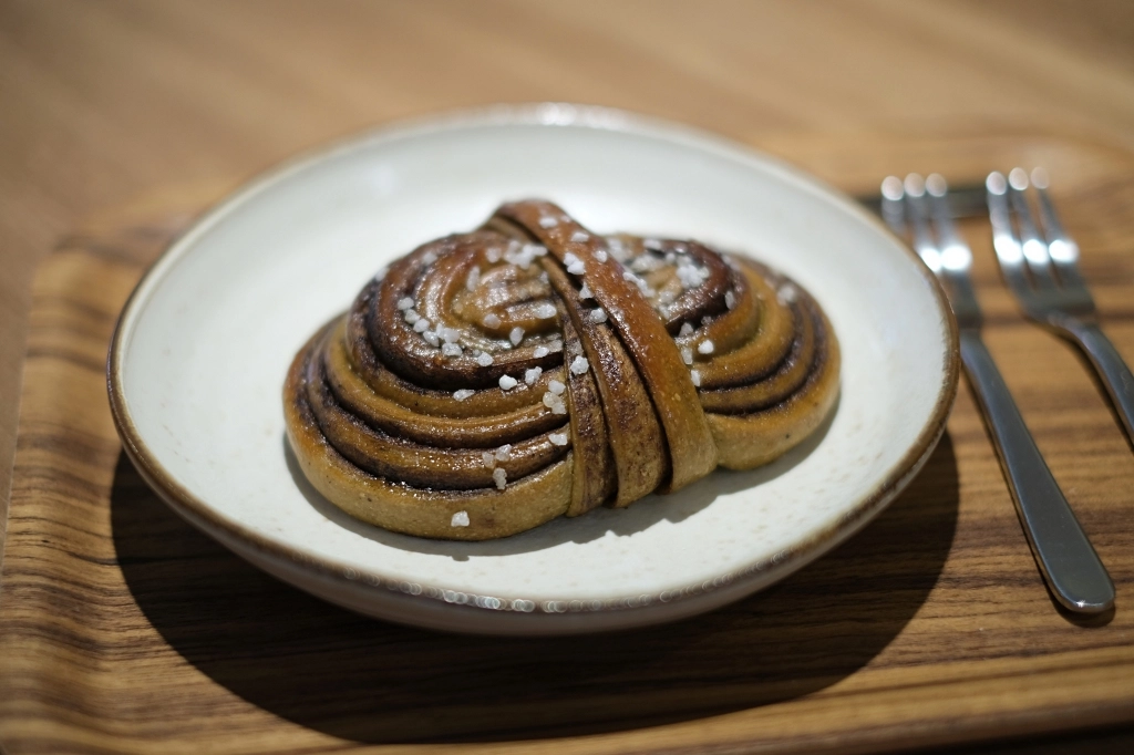 台中南屯｜回甘 aftertaste．黎明新村透明落地窗咖啡館，結合咖啡香、書香與茶香 @飛天璇的口袋