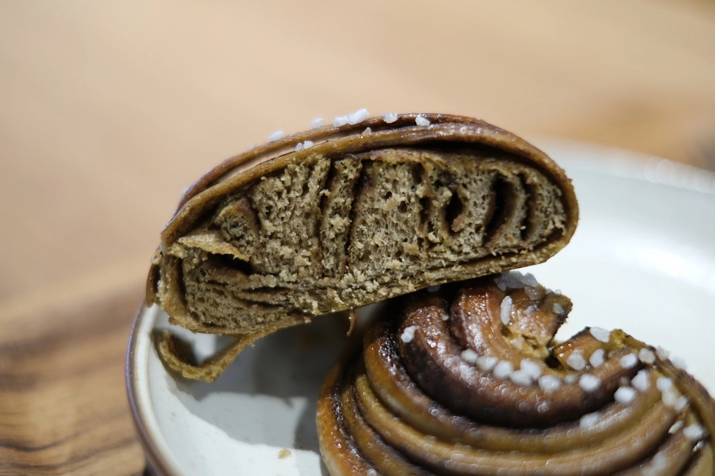 台中南屯｜回甘 aftertaste．黎明新村透明落地窗咖啡館，結合咖啡香、書香與茶香 @飛天璇的口袋