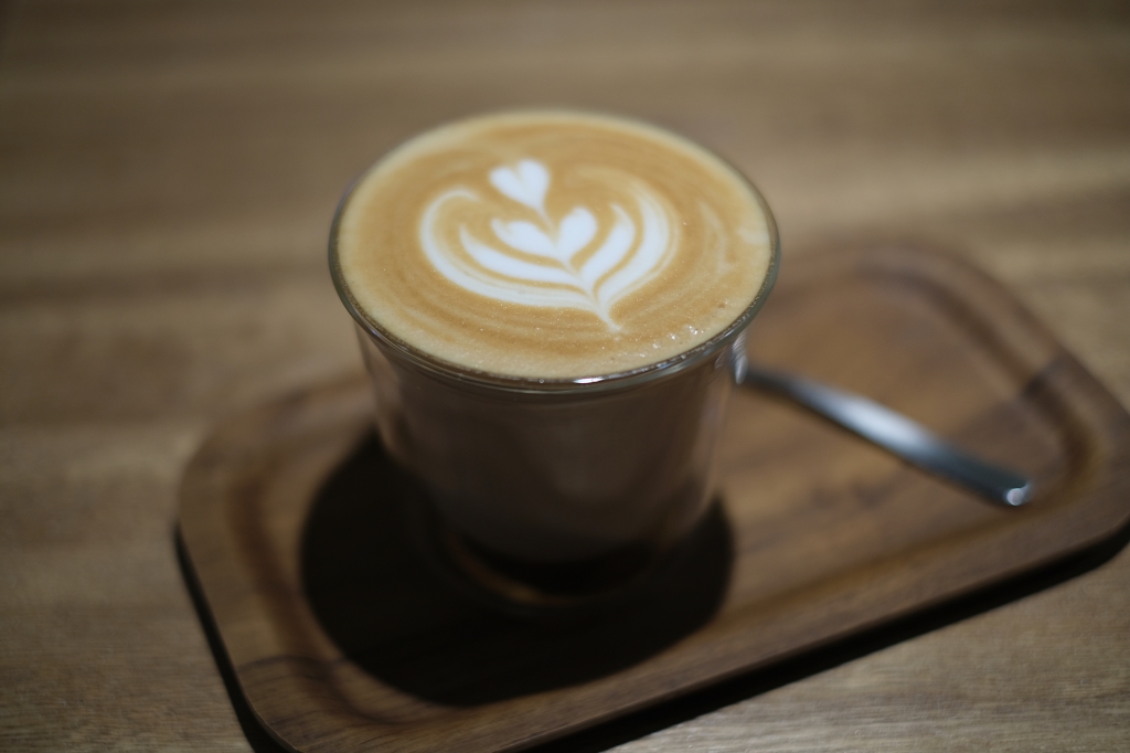 台中南屯｜回甘 aftertaste．黎明新村透明落地窗咖啡館，結合咖啡香、書香與茶香 @飛天璇的口袋