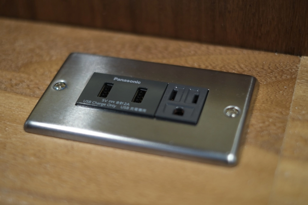 台中南屯｜回甘 aftertaste．黎明新村透明落地窗咖啡館，結合咖啡香、書香與茶香 @飛天璇的口袋