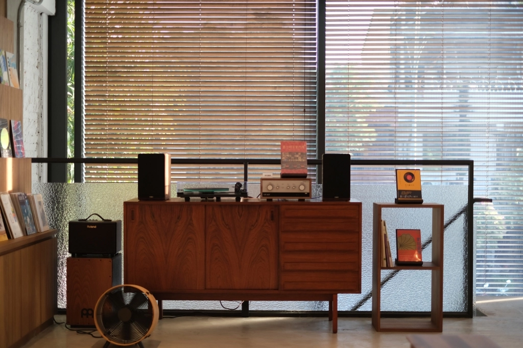 台中南屯｜回甘 aftertaste．黎明新村透明落地窗咖啡館，結合咖啡香、書香與茶香 @飛天璇的口袋