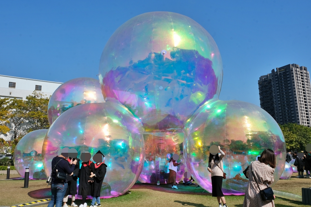 【台中西區】台中國美館~2022台灣國際光雕藝術節，台中美術館草地巨大彩色泡泡療癒又好拍 @飛天璇的口袋