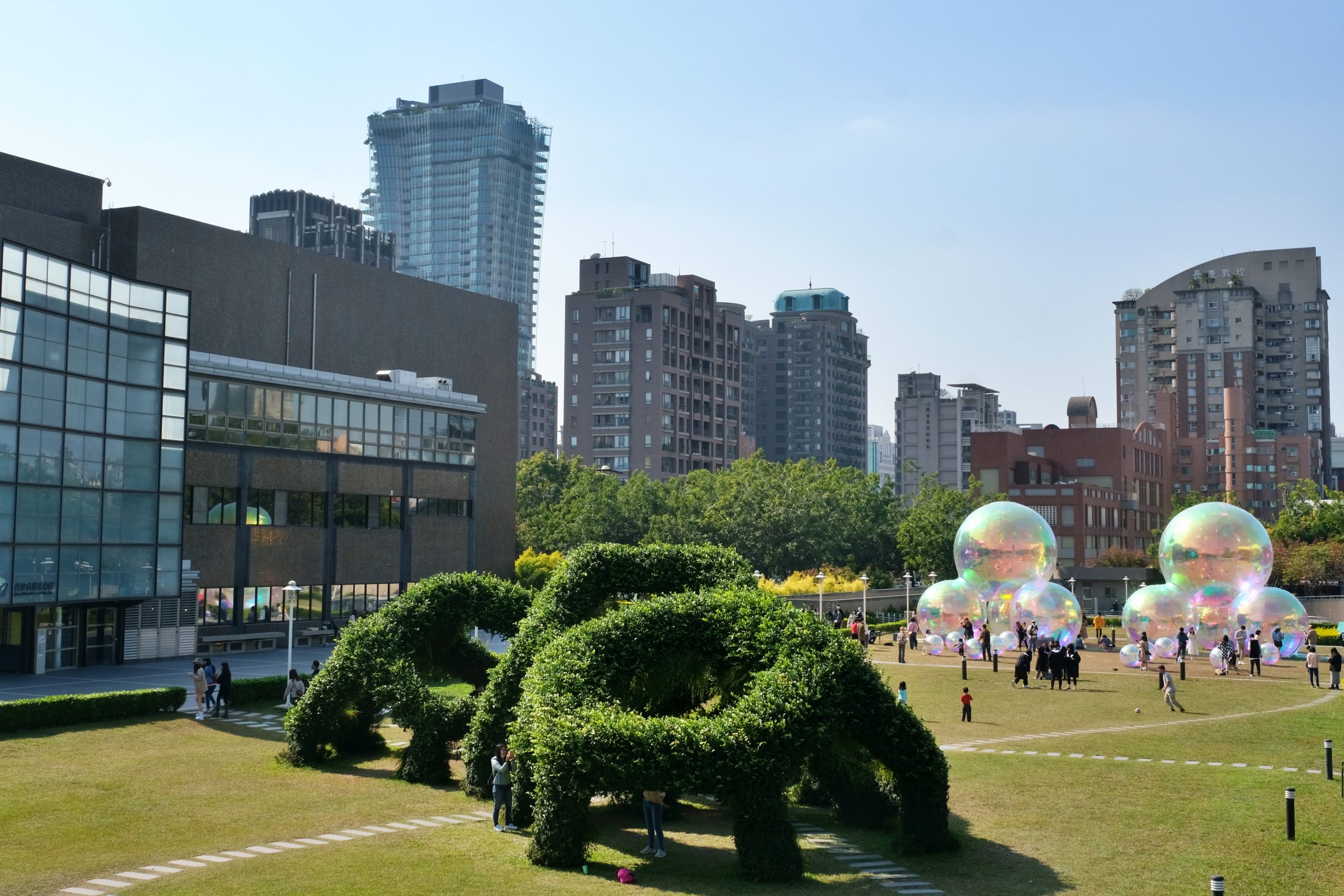 【台中西區】台中國美館~2022台灣國際光雕藝術節，台中美術館草地巨大彩色泡泡療癒又好拍 @飛天璇的口袋