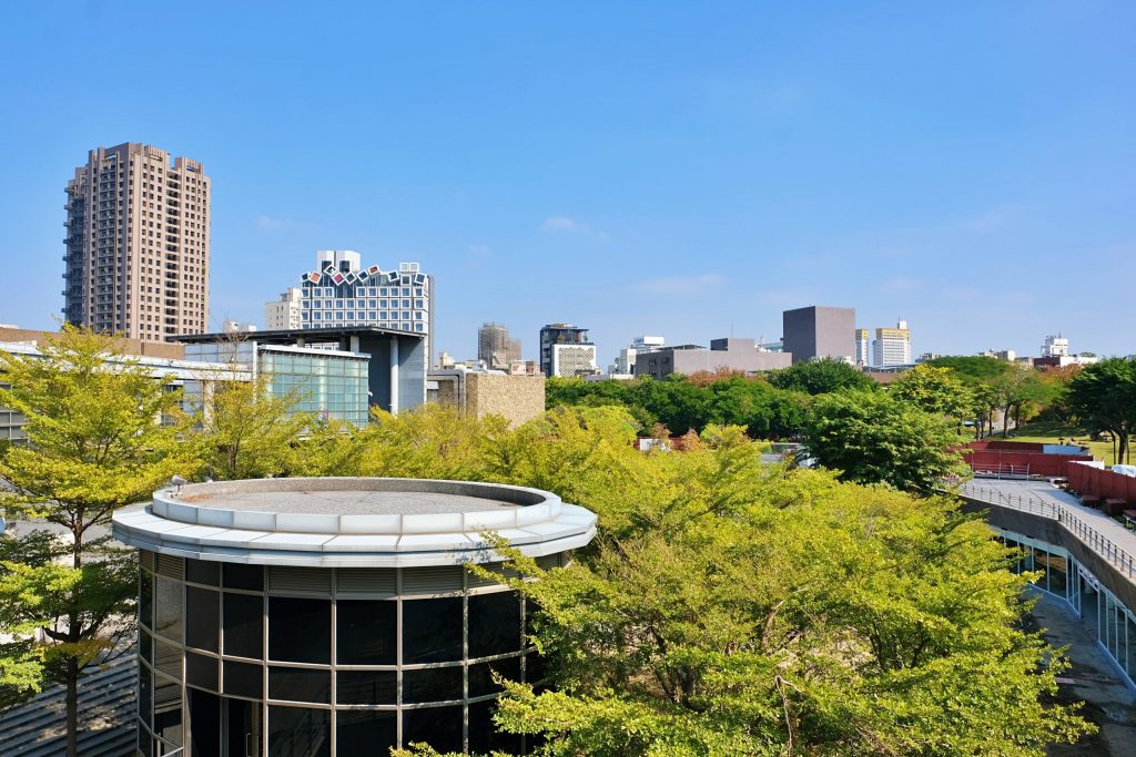 【台中西區】台中國美館~2022台灣國際光雕藝術節，台中美術館草地巨大彩色泡泡療癒又好拍 @飛天璇的口袋