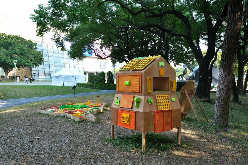 【台中西區】台中國美館~2022台灣國際光雕藝術節，台中美術館草地巨大彩色泡泡療癒又好拍 @飛天璇的口袋