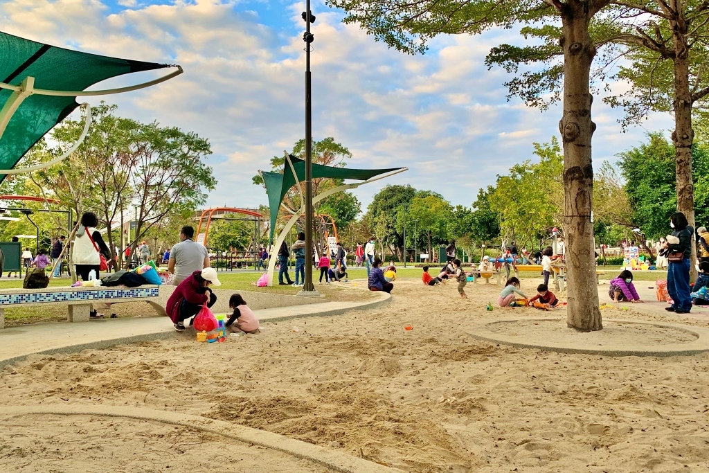 李科永圖書館｜座落於黎新公園旁的圖書館，嬰幼兒以及各年齡層都適合的友善環境 @飛天璇的口袋