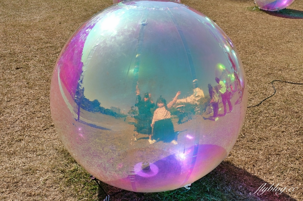 【台中西區】台中國美館~2022台灣國際光雕藝術節，台中美術館草地巨大彩色泡泡療癒又好拍 @飛天璇的口袋