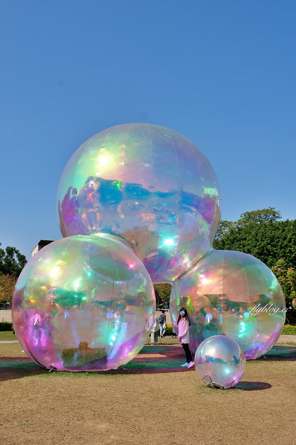 【台中西區】台中國美館~2022台灣國際光雕藝術節，台中美術館草地巨大彩色泡泡療癒又好拍 @飛天璇的口袋