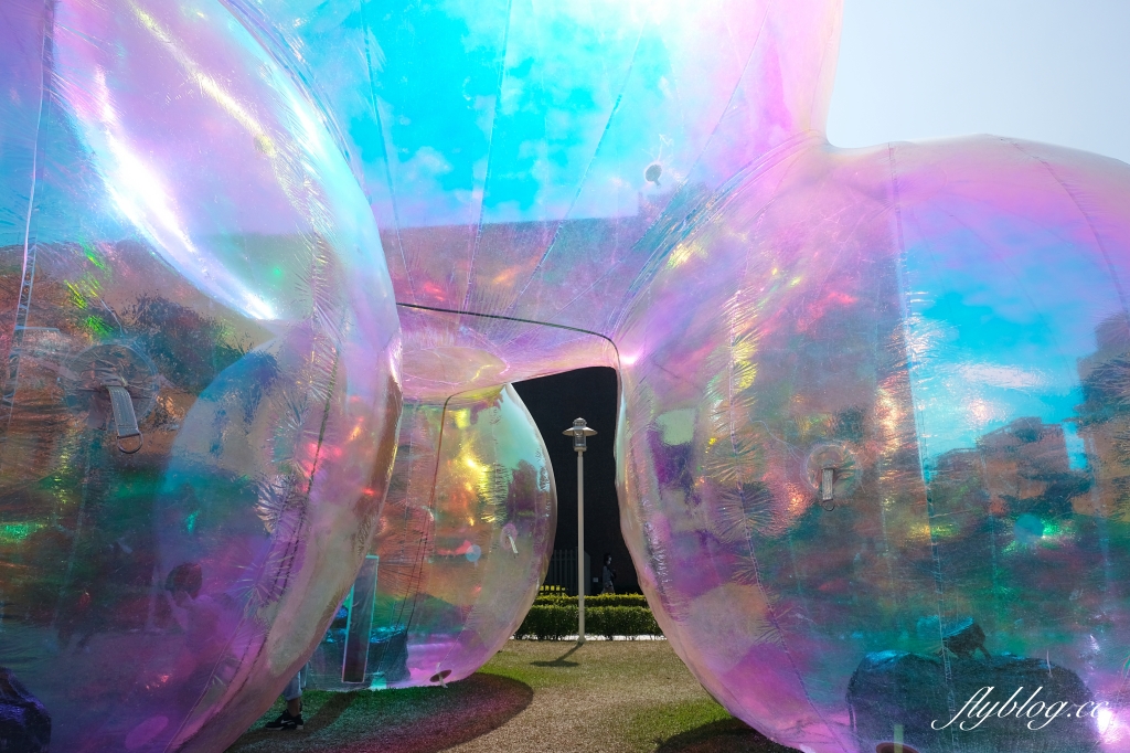 【台中西區】台中國美館~2022台灣國際光雕藝術節，台中美術館草地巨大彩色泡泡療癒又好拍 @飛天璇的口袋