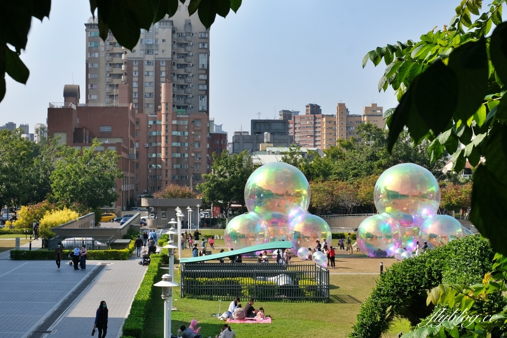 【台中西區】台中國美館~2022台灣國際光雕藝術節，台中美術館草地巨大彩色泡泡療癒又好拍 @飛天璇的口袋
