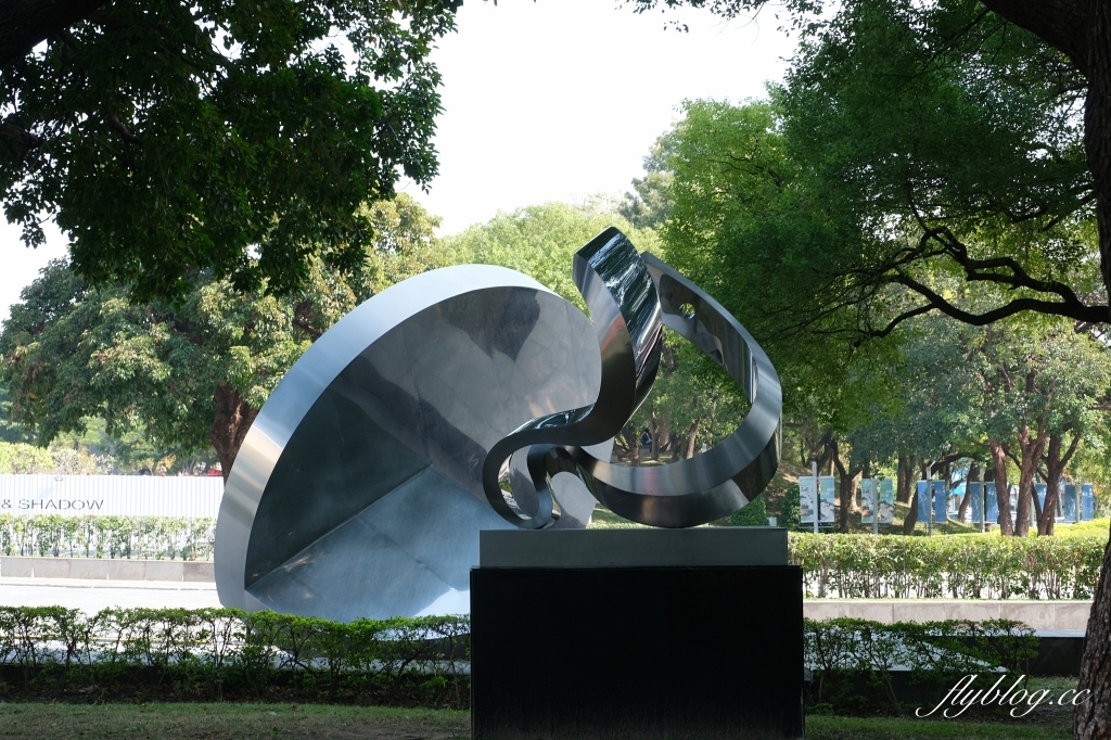 【台中西區】台中國美館~2022台灣國際光雕藝術節，台中美術館草地巨大彩色泡泡療癒又好拍 @飛天璇的口袋