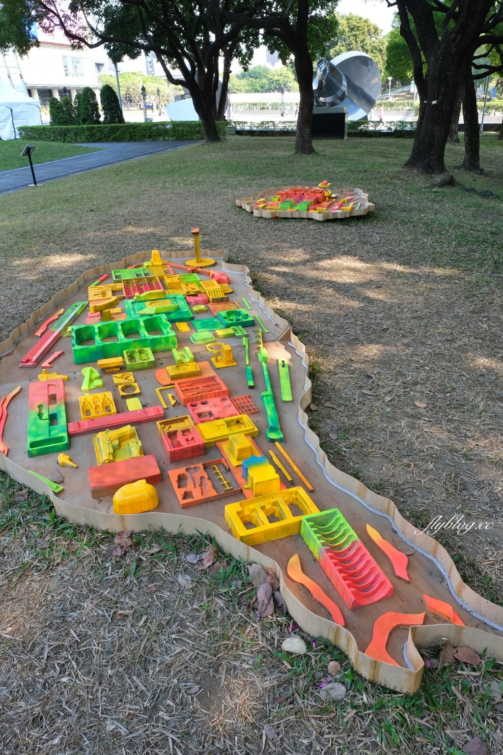 【台中西區】台中國美館~2022台灣國際光雕藝術節，台中美術館草地巨大彩色泡泡療癒又好拍 @飛天璇的口袋