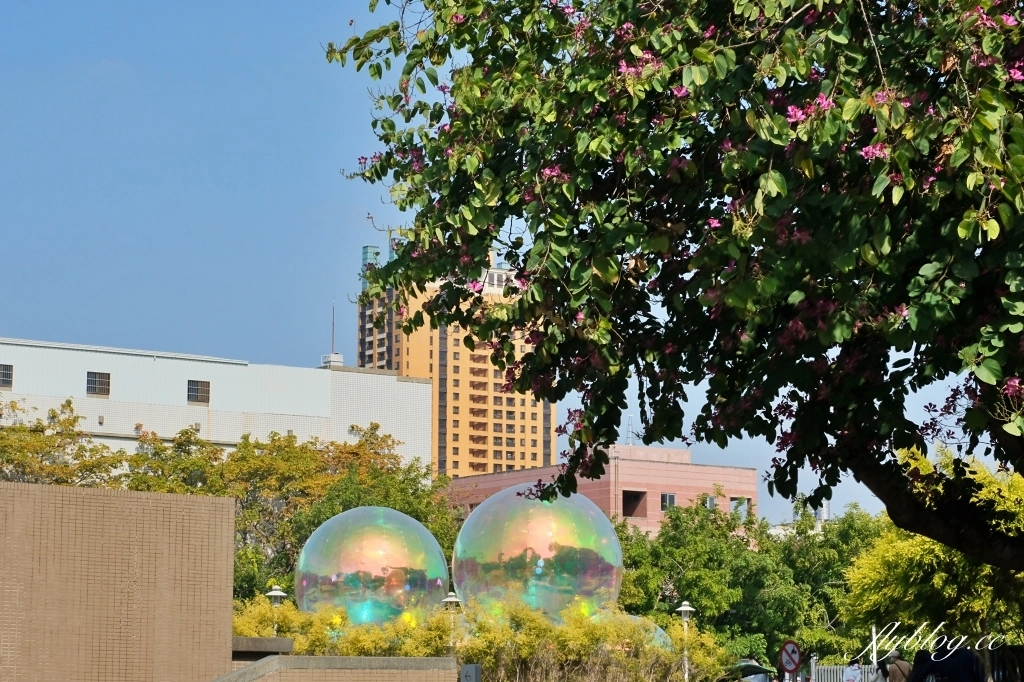 【台中西區】台中國美館~2022台灣國際光雕藝術節，台中美術館草地巨大彩色泡泡療癒又好拍 @飛天璇的口袋