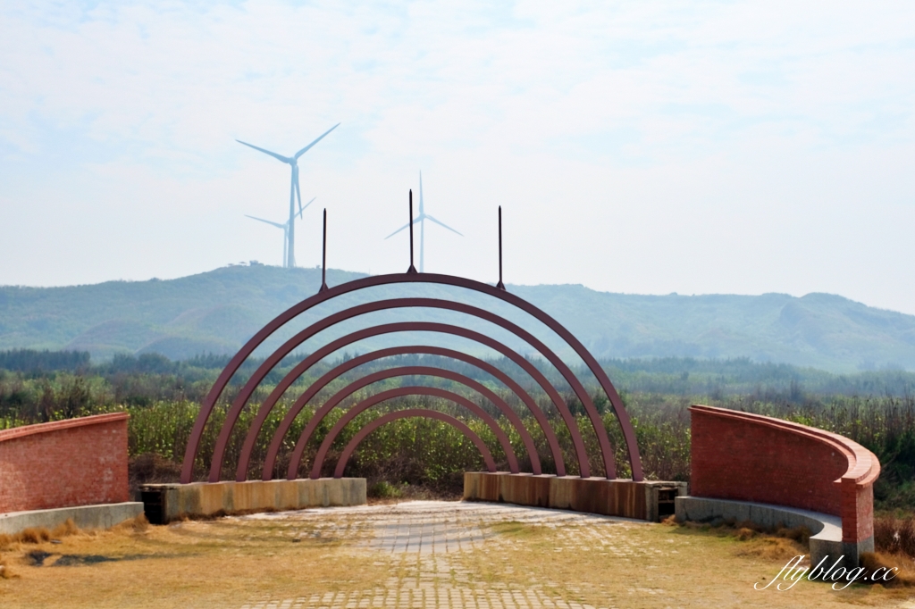 苗栗後龍｜海角樂園．後龍必遊IG打卡秘境，七彩彩虹和平地小天池，6月~9月天人菊花季最美 @飛天璇的口袋