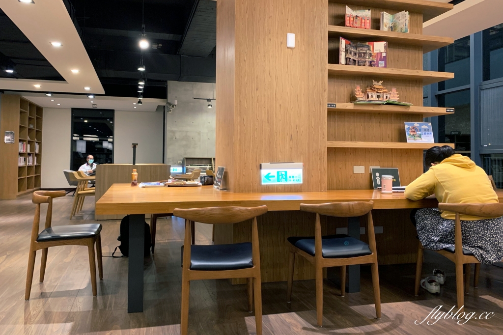 李科永圖書館｜座落於黎新公園旁的圖書館，嬰幼兒以及各年齡層都適合的友善環境 @飛天璇的口袋