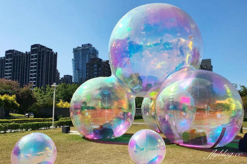 【台中西區】台中國美館~2022台灣國際光雕藝術節，台中美術館草地巨大彩色泡泡療癒又好拍 @飛天璇的口袋