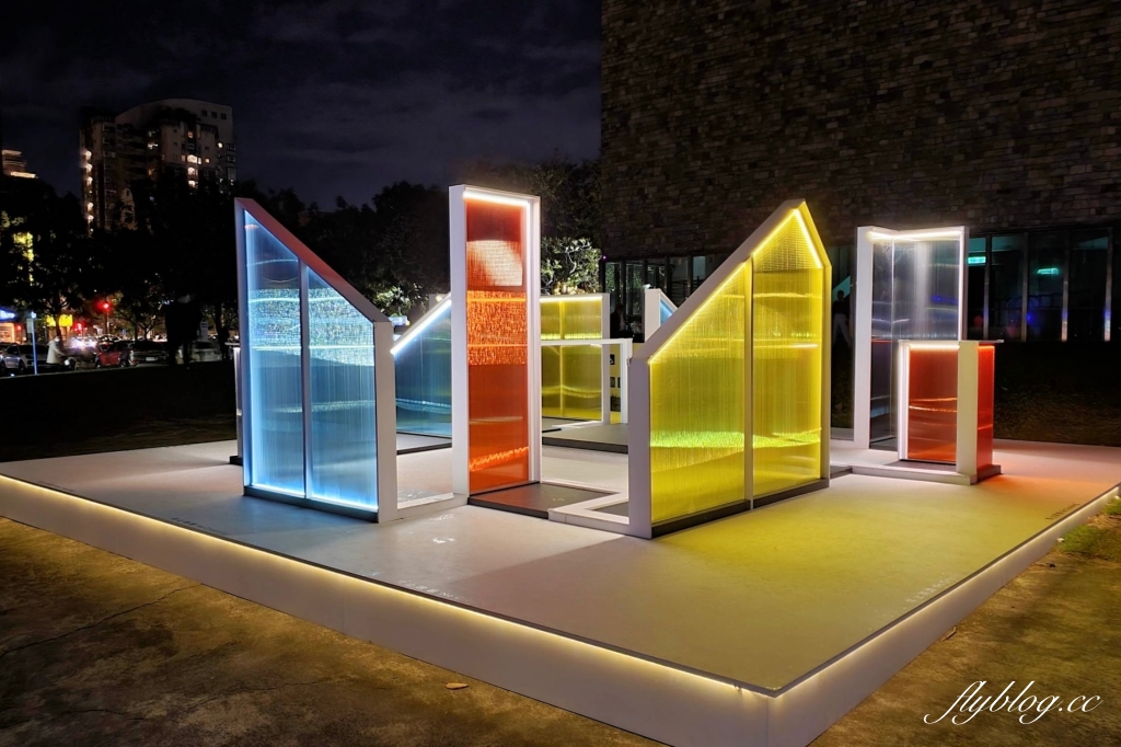 【台中西區】台中國美館~2022台灣國際光雕藝術節，台中美術館草地巨大彩色泡泡療癒又好拍 @飛天璇的口袋