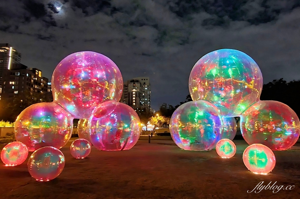 【台中西區】台中國美館~2022台灣國際光雕藝術節，台中美術館草地巨大彩色泡泡療癒又好拍 @飛天璇的口袋