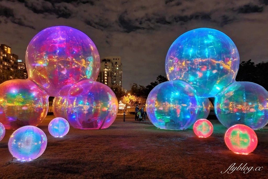 【台中西區】台中國美館~2022台灣國際光雕藝術節，台中美術館草地巨大彩色泡泡療癒又好拍 @飛天璇的口袋