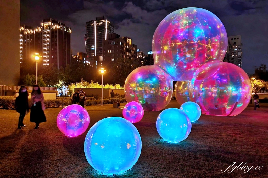 【台中西區】台中國美館~2022台灣國際光雕藝術節，台中美術館草地巨大彩色泡泡療癒又好拍 @飛天璇的口袋