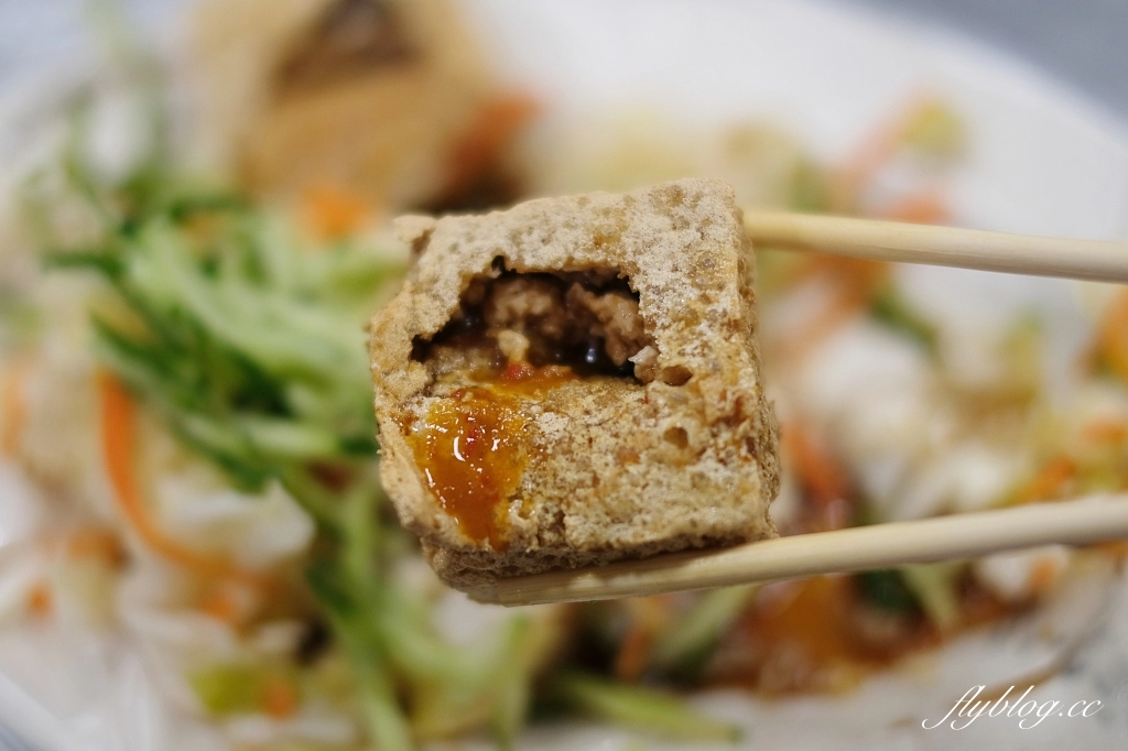 苗栗頭份｜頭份夯臭豆腐，鐵皮屋裡面的發財車臭豆腐，一開始營業就出現排隊人潮 @飛天璇的口袋