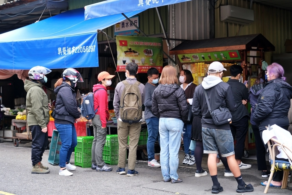 台中南區｜小辣椒越南麵包．第三市場人氣排隊美食，加上自製辣椒超好吃 @飛天璇的口袋