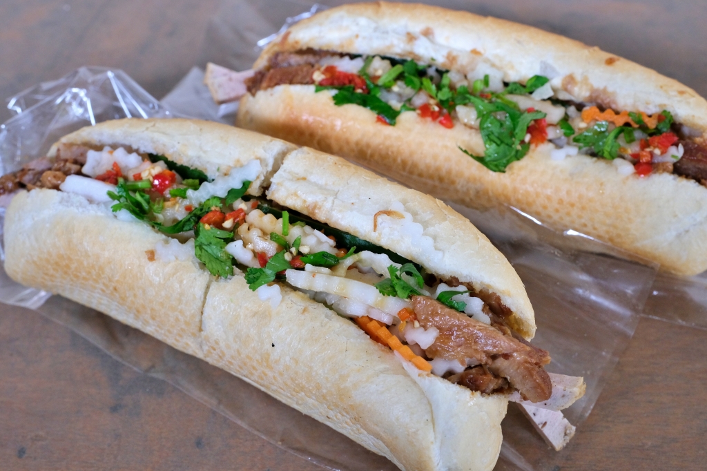 台中南區｜小辣椒越南麵包．第三市場人氣排隊美食，加上自製辣椒超好吃 @飛天璇的口袋