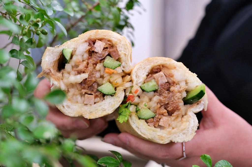 台中南區｜小辣椒越南麵包．第三市場人氣排隊美食，加上自製辣椒超好吃 @飛天璇的口袋