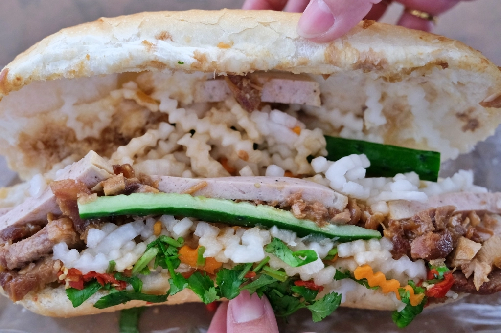 台中南區｜小辣椒越南麵包．第三市場人氣排隊美食，加上自製辣椒超好吃 @飛天璇的口袋