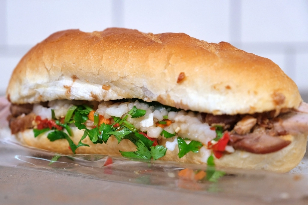 台中南區｜小辣椒越南麵包．第三市場人氣排隊美食，加上自製辣椒超好吃 @飛天璇的口袋