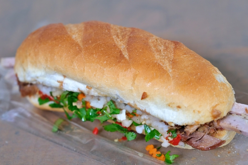 台中南區｜小辣椒越南麵包．第三市場人氣排隊美食，加上自製辣椒超好吃 @飛天璇的口袋