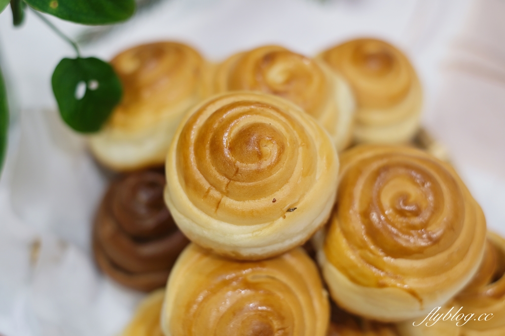 上海脆皮烤饅頭｜一顆7元的「上海烤饅頭」，第三市場超人氣銅板美食 @飛天璇的口袋