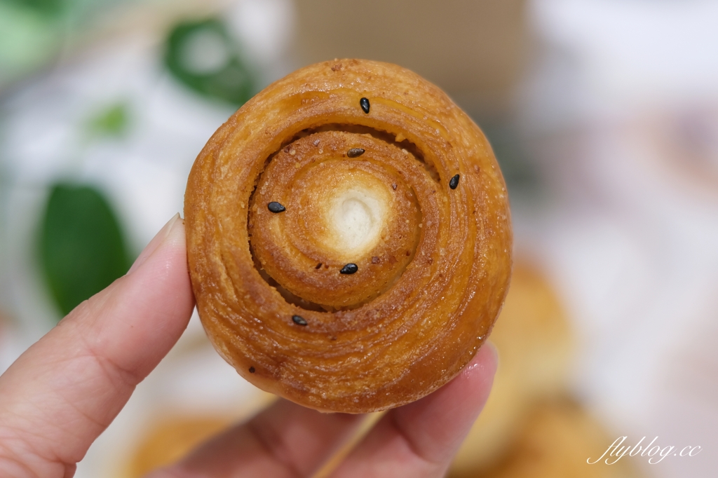 上海脆皮烤饅頭｜一顆7元的「上海烤饅頭」，第三市場超人氣銅板美食 @飛天璇的口袋