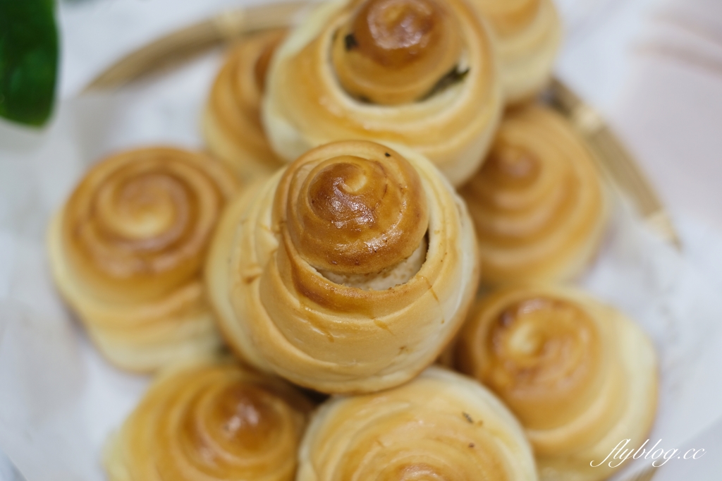 上海脆皮烤饅頭｜一顆7元的「上海烤饅頭」，第三市場超人氣銅板美食 @飛天璇的口袋