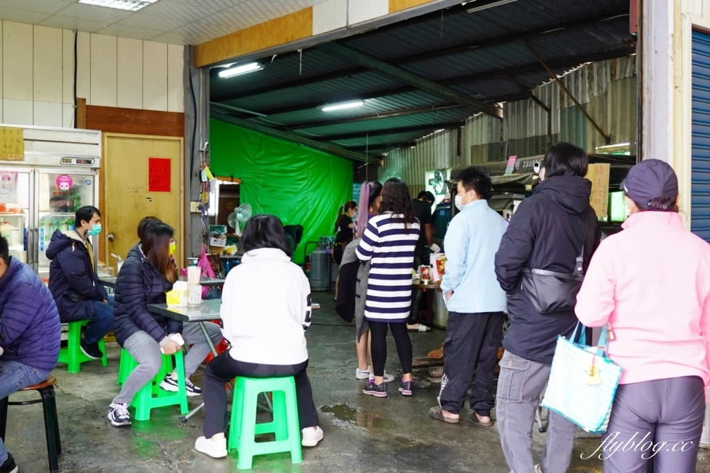 苗栗頭份｜頭份夯臭豆腐，鐵皮屋裡面的發財車臭豆腐，一開始營業就出現排隊人潮 @飛天璇的口袋