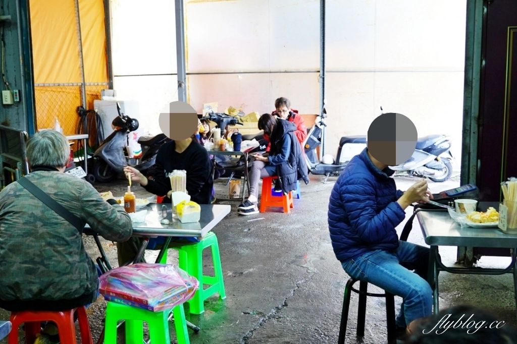 苗栗頭份｜頭份夯臭豆腐，鐵皮屋裡面的發財車臭豆腐，一開始營業就出現排隊人潮 @飛天璇的口袋