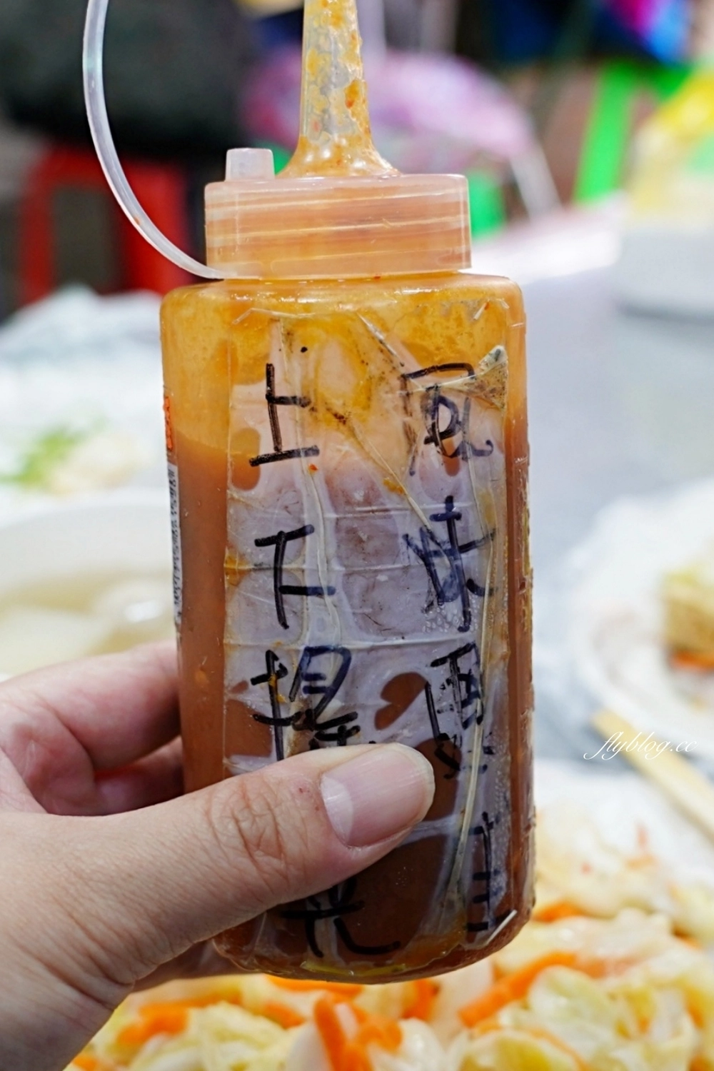 苗栗頭份｜頭份夯臭豆腐，鐵皮屋裡面的發財車臭豆腐，一開始營業就出現排隊人潮 @飛天璇的口袋