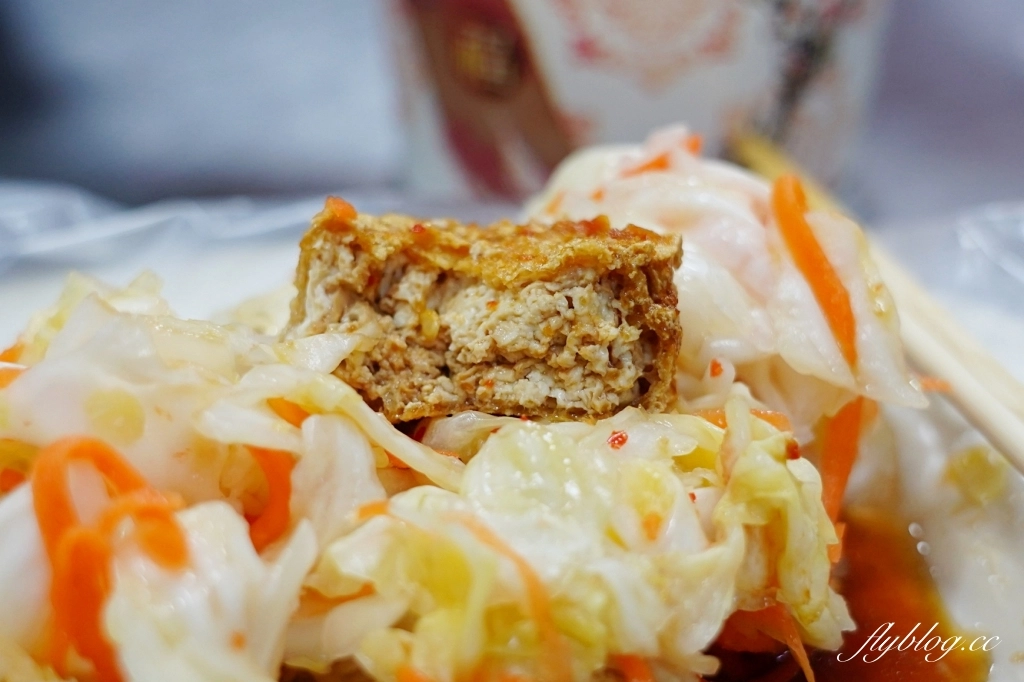 苗栗頭份｜頭份夯臭豆腐，鐵皮屋裡面的發財車臭豆腐，一開始營業就出現排隊人潮 @飛天璇的口袋