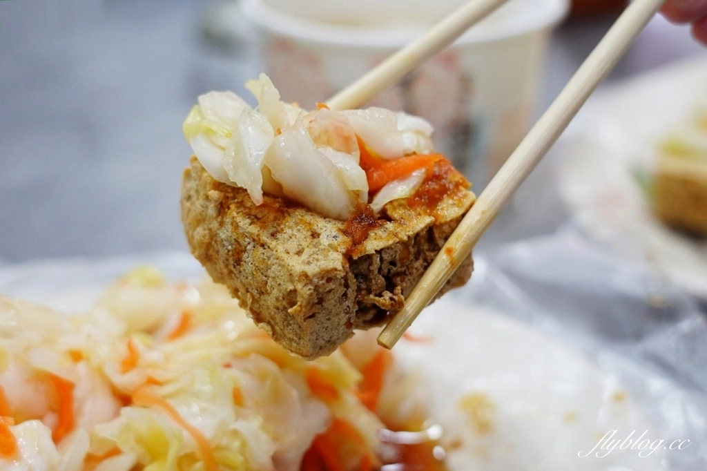 苗栗頭份｜頭份夯臭豆腐，鐵皮屋裡面的發財車臭豆腐，一開始營業就出現排隊人潮 @飛天璇的口袋